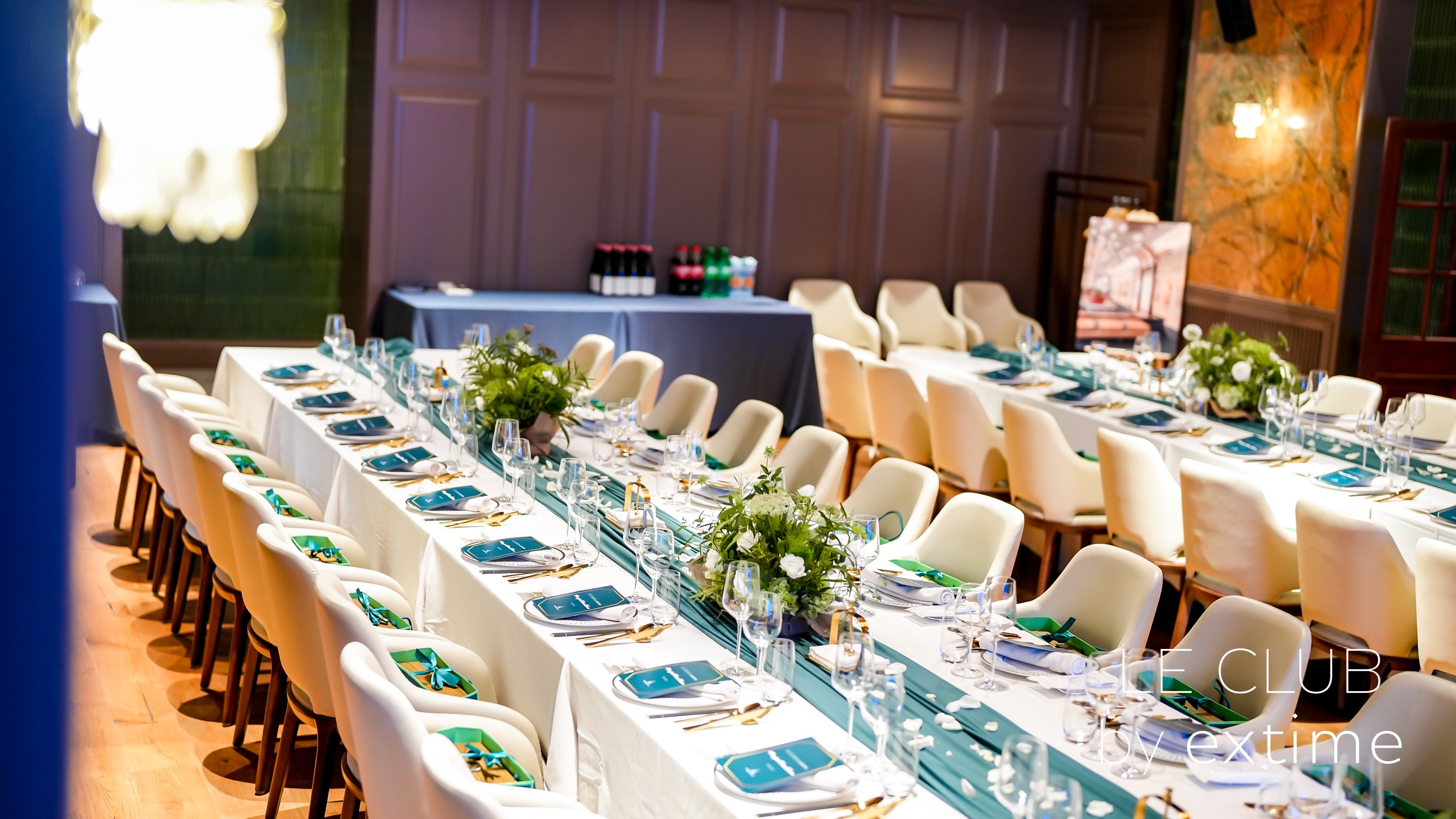 2023年12月法國機場客戶答(dá)謝會(huì) 選用(yòng)愛醇的(de)紅酒